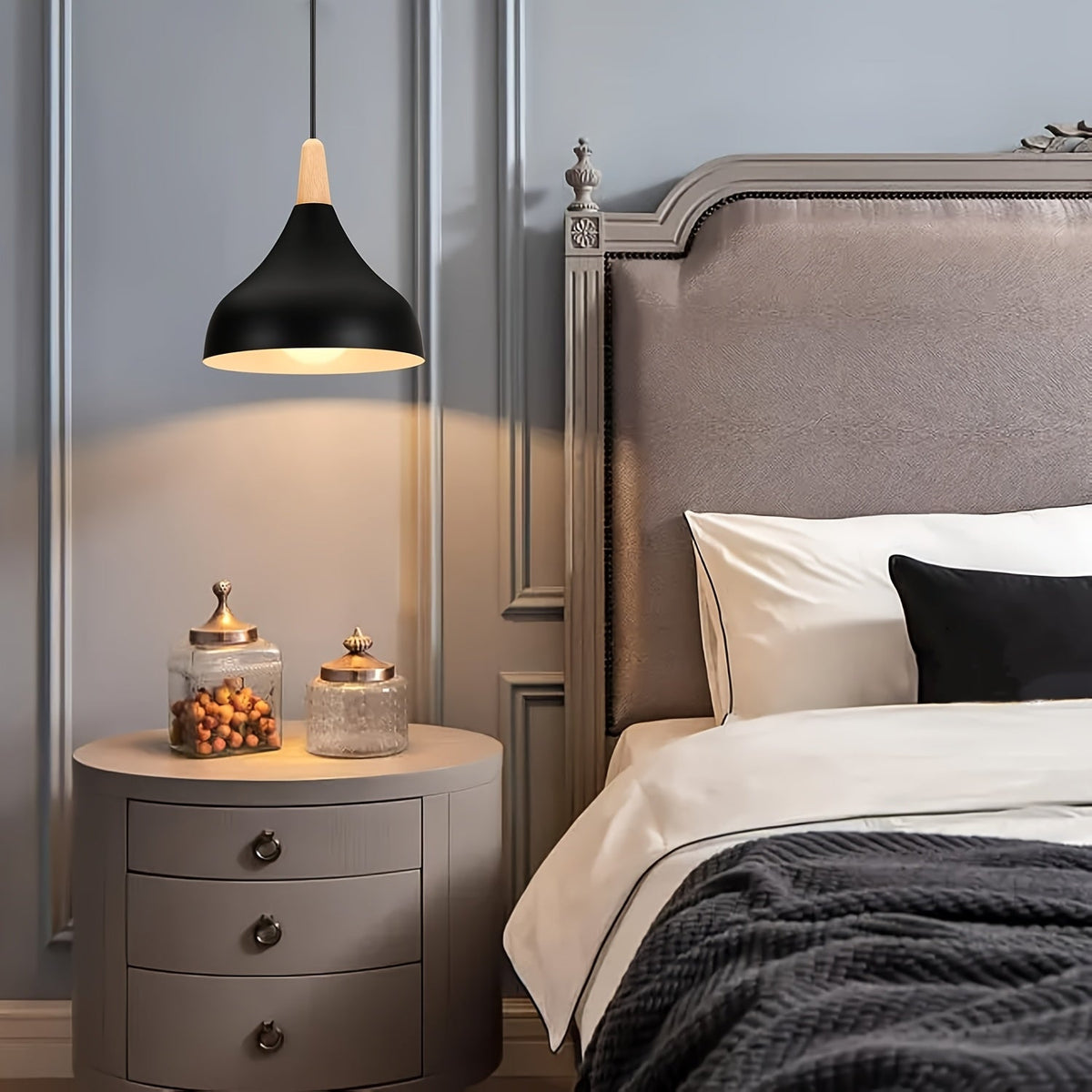 Taklampa i droppform med trädetalj