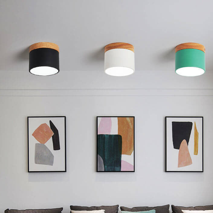 Plafond med trädetalj och färgad kåpa