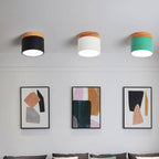 Plafond med trädetalj och färgad kåpa