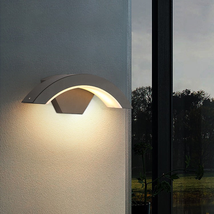 Bågformad utomhusvägglampa