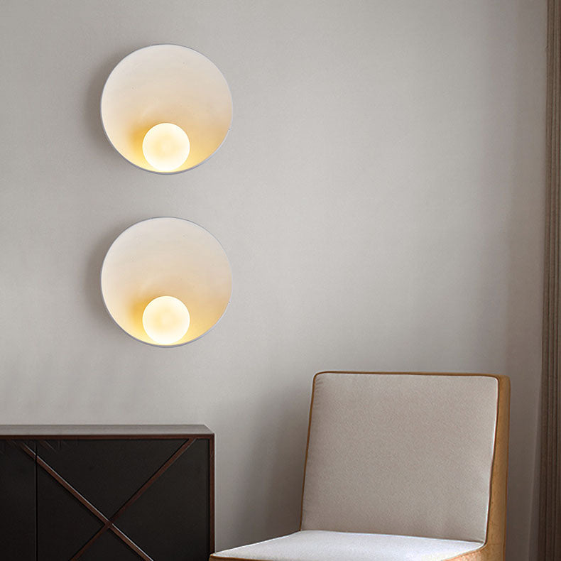 Rund vägglampa i resin