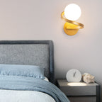 Vägglampa med spiralformad ram