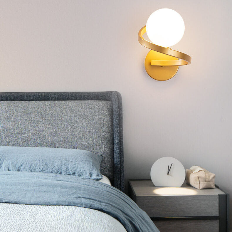 Vägglampa med spiralformad ram
