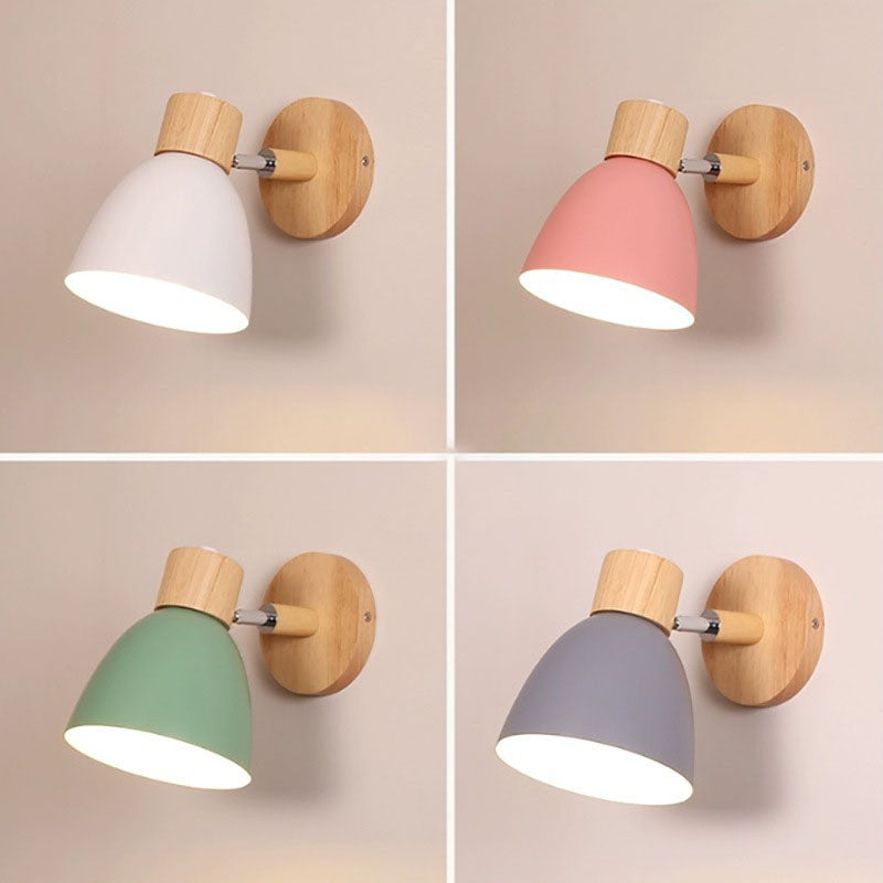Vägglampa i trä och järn med snördragare