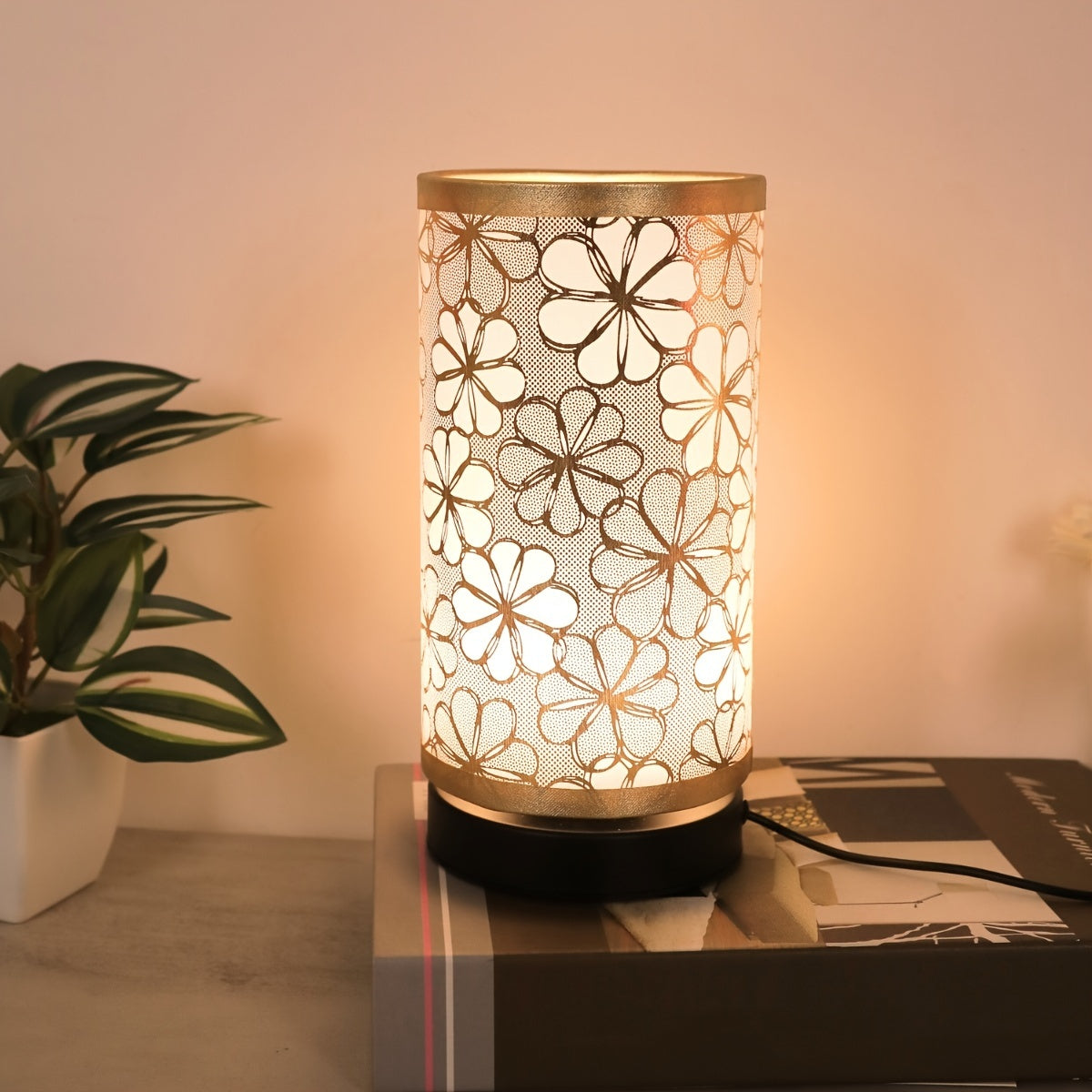 Bordslampa med blomstermönstrad skärm
