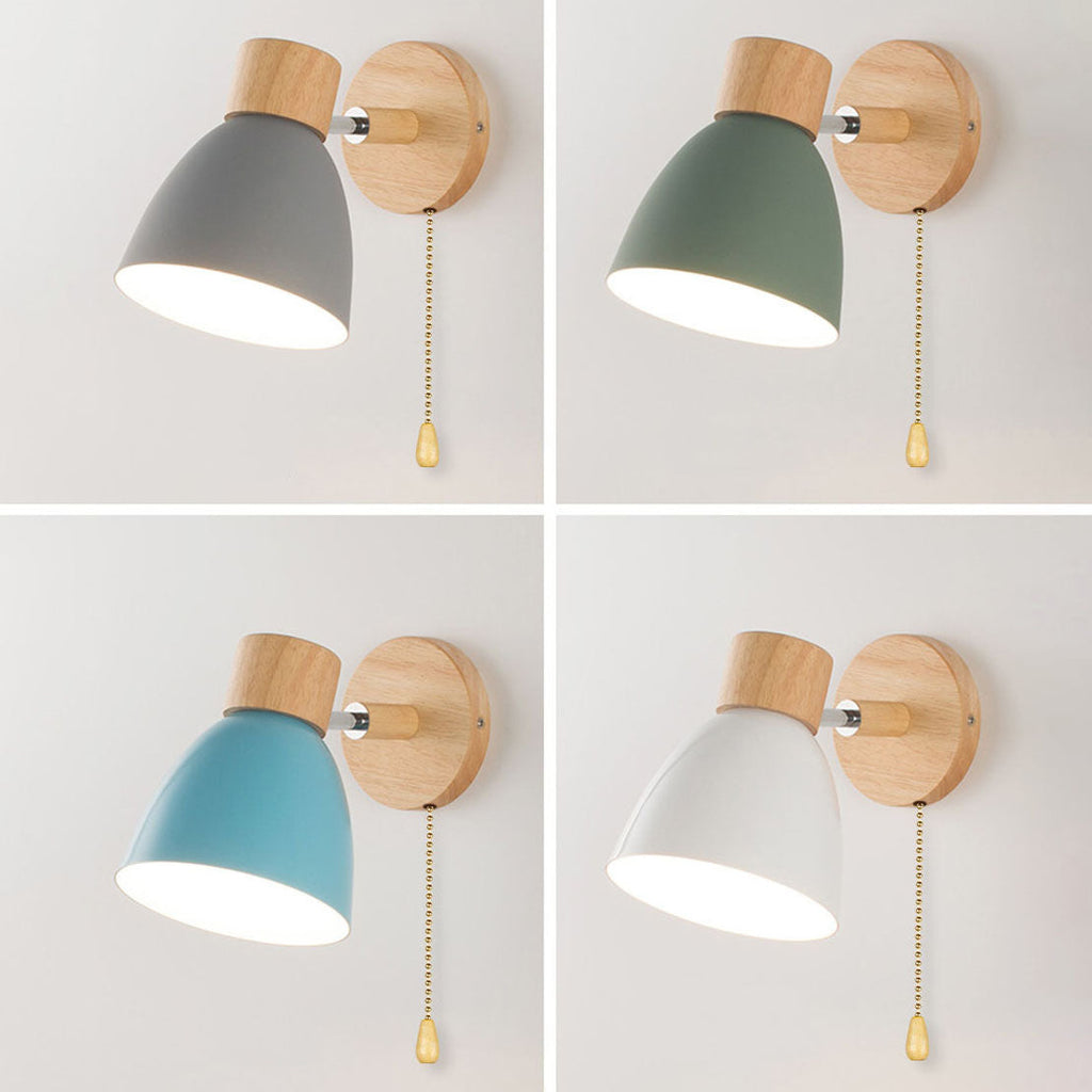Vägglampa i trä och järn med snördragare