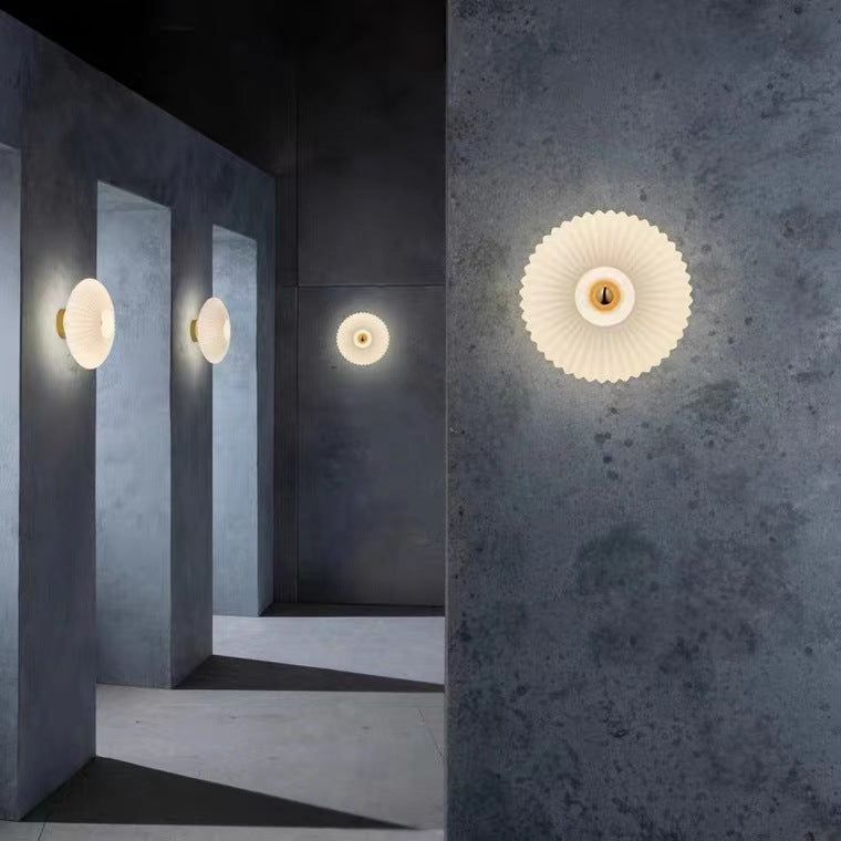Vägglampa med räfflad glasskiva