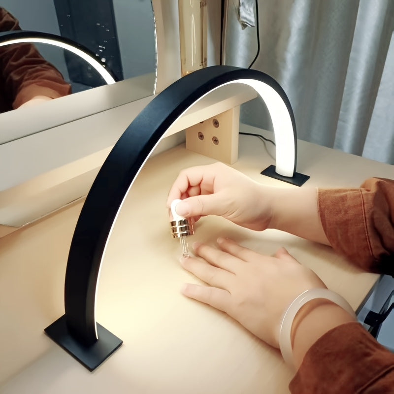 Skrivbordslampa i halvmåneform