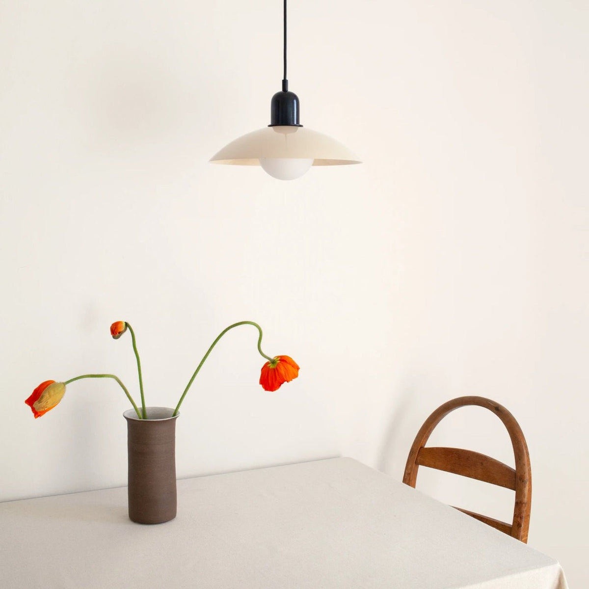 Taklampa i bauhausstil med kupa