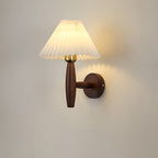 Vägglampa i trä med plisserad skärm