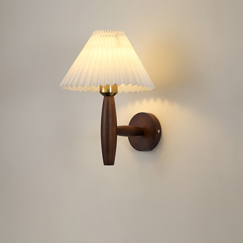 Vägglampa i trä med plisserad skärm
