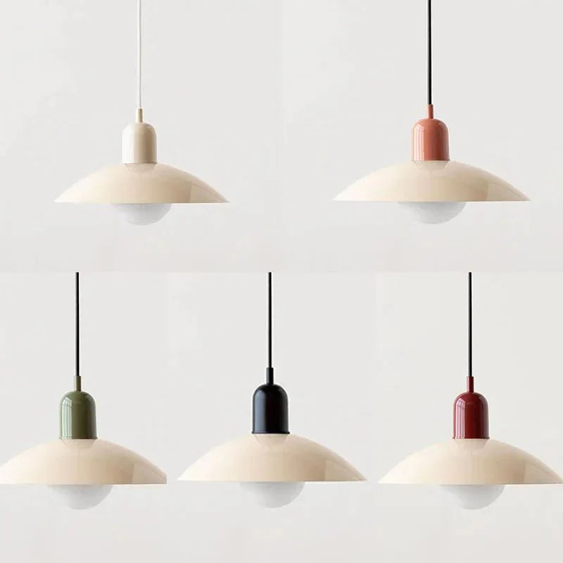 Taklampa i bauhausstil med kupa