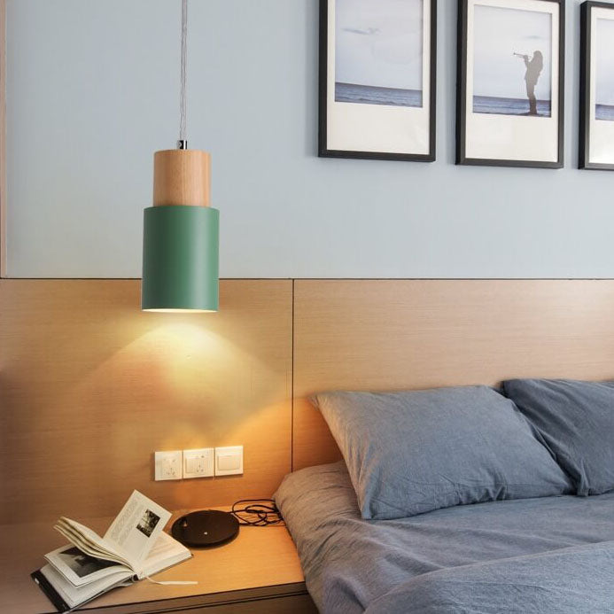 Taklampa i aluminium med trätopp