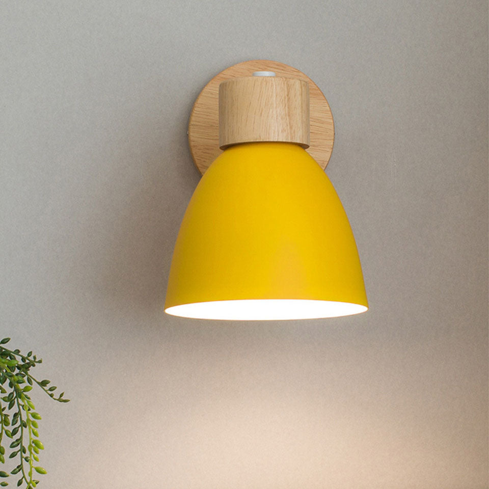 Vägglampa i trä och järn med snördragare