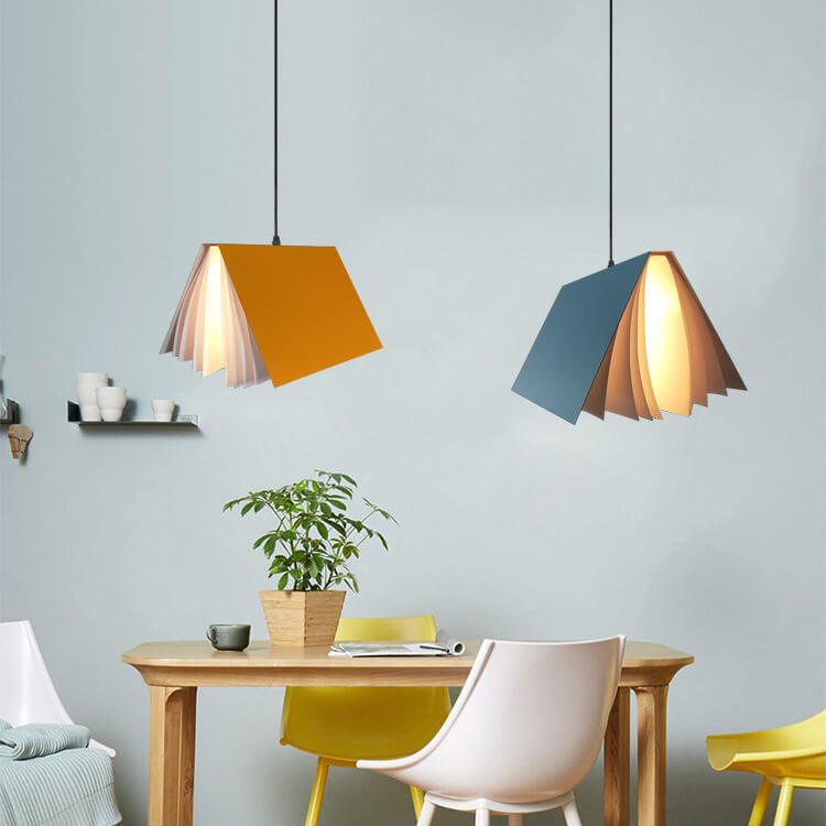 Taklampa formad som en uppslagen bok