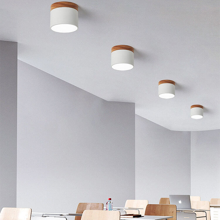 Plafond med trädetalj och färgad kåpa
