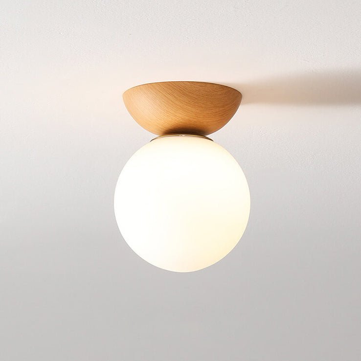 Taklampa i trä med frostat glas