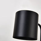 Bordslampa i trä med metallskärm