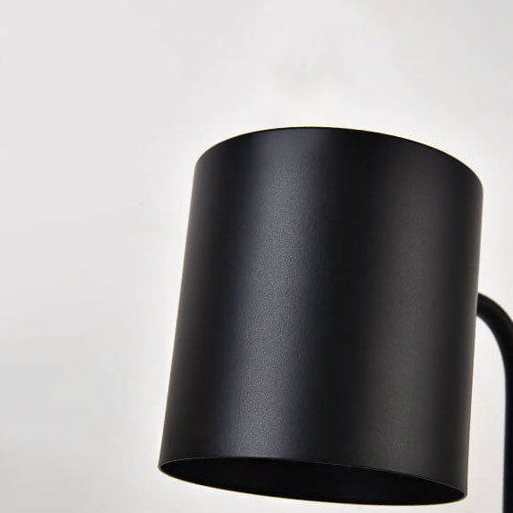 Bordslampa i trä med metallskärm