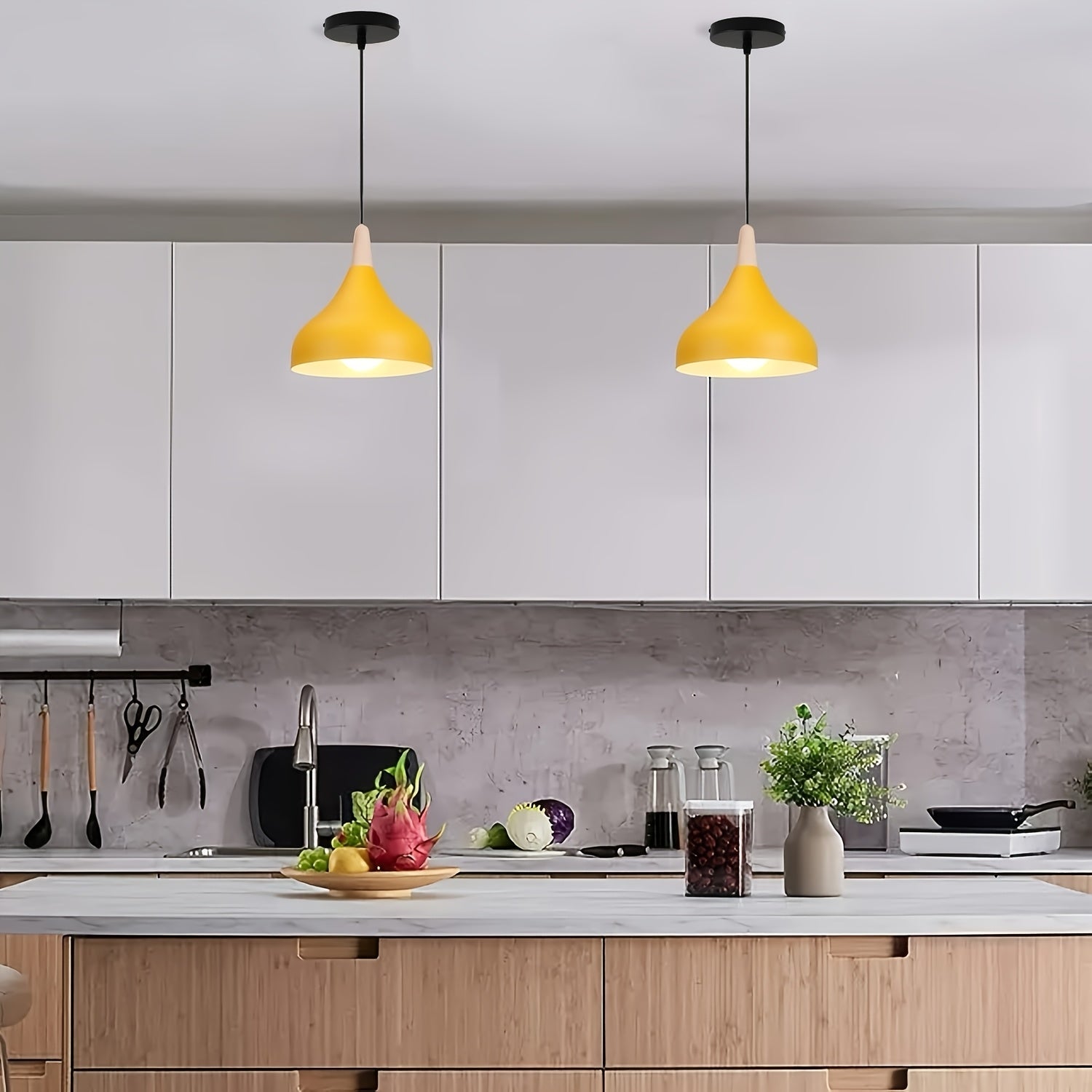 Taklampa i droppform med trädetalj