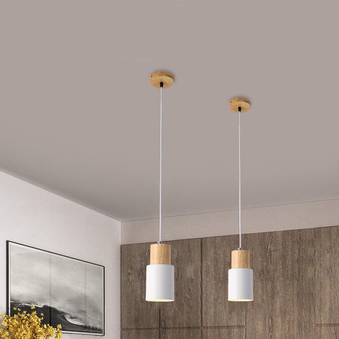 Taklampa i aluminium med trätopp