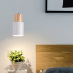 Taklampa i aluminium med trätopp