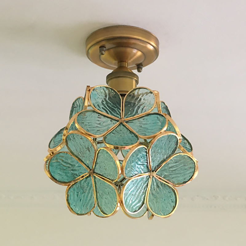 Plafond i blomform med färgade paneler