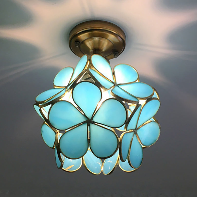 Plafond i blomform med färgade paneler