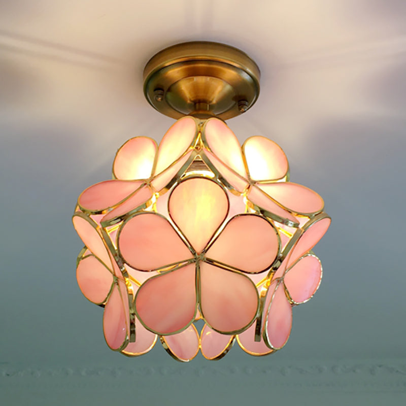 Plafond i blomform med färgade paneler