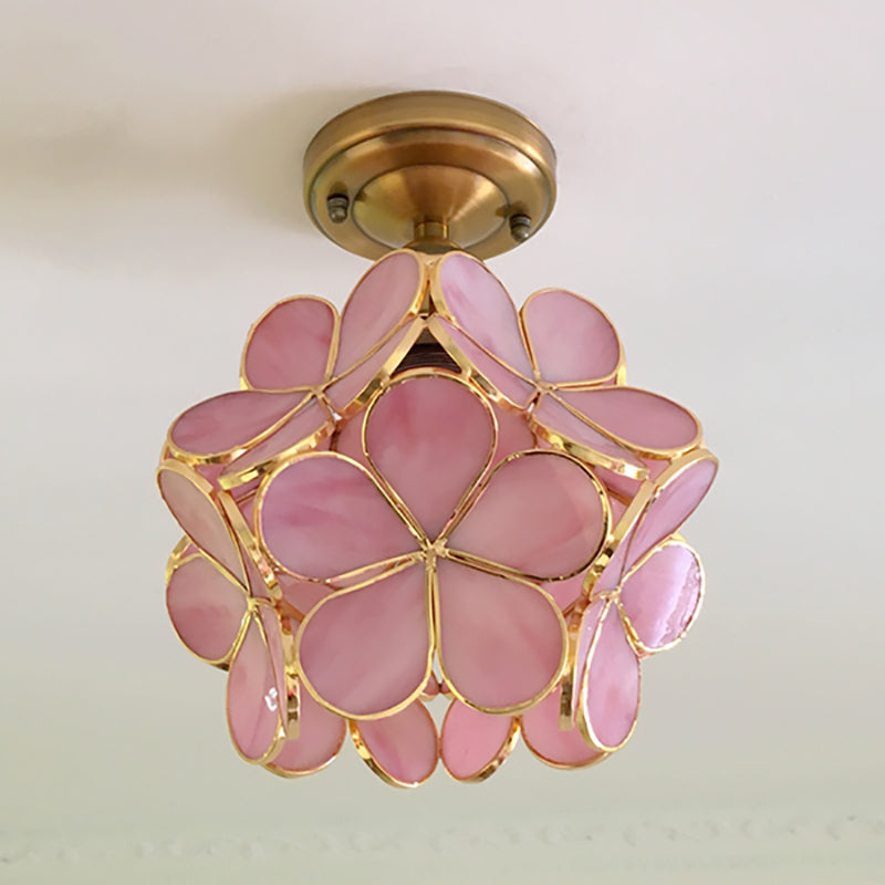 Plafond i blomform med färgade paneler