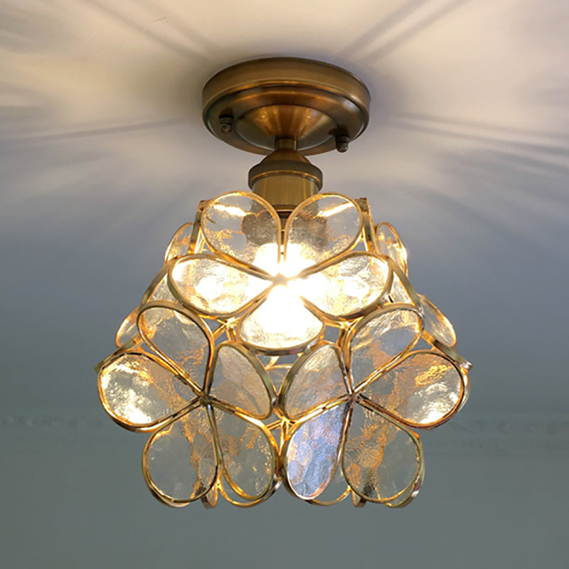 Plafond i blomform med färgade paneler