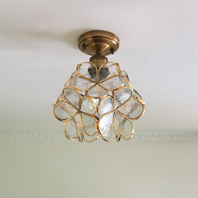 Plafond i blomform med färgade paneler