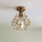 Plafond i blomform med färgade paneler