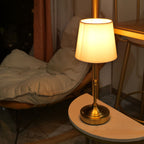 Sladdlös bordslampa med tygskärm