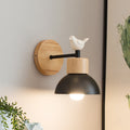 Vägglampa i trä med keramikfågel