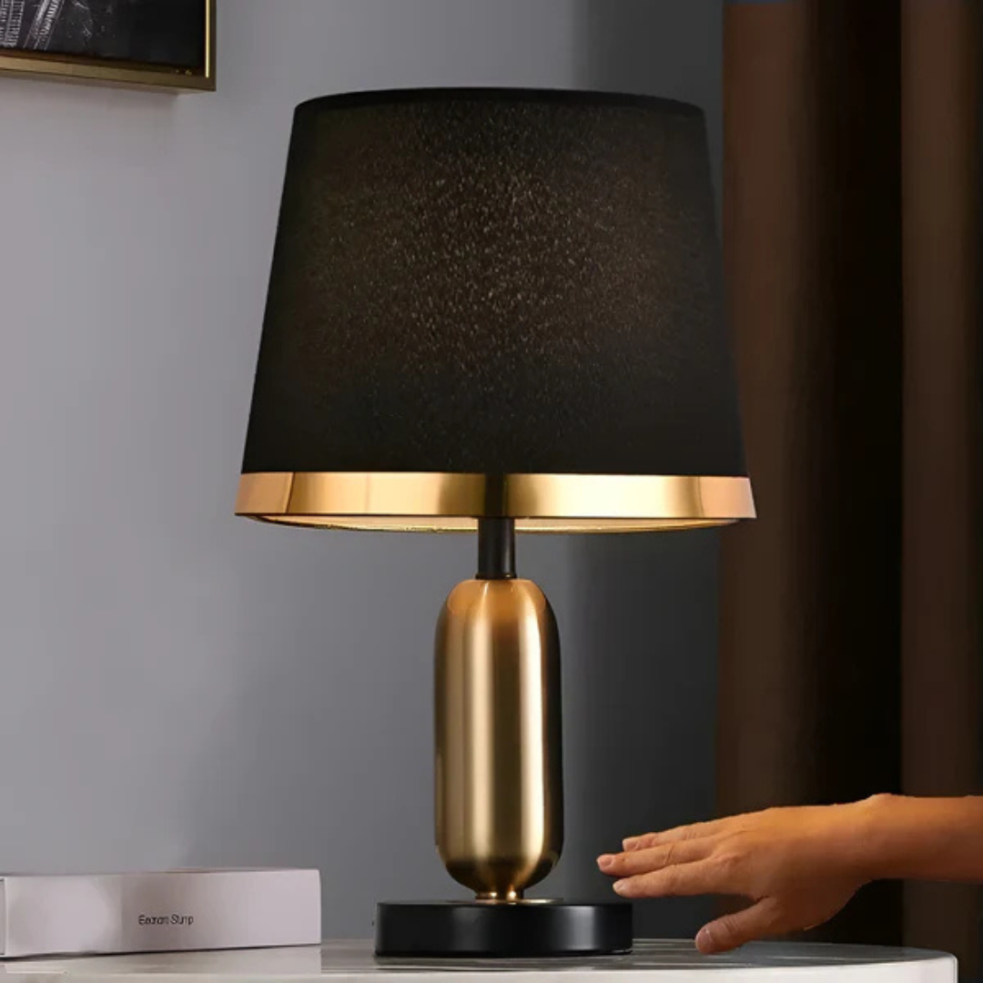 Bordslampa i svart och guld