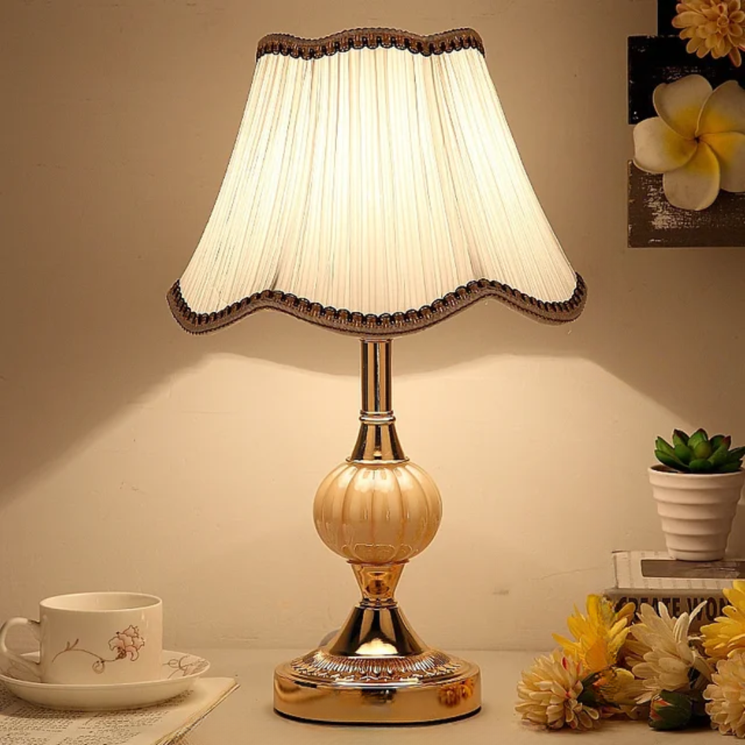 Bordslampa med blommönstrad skärm