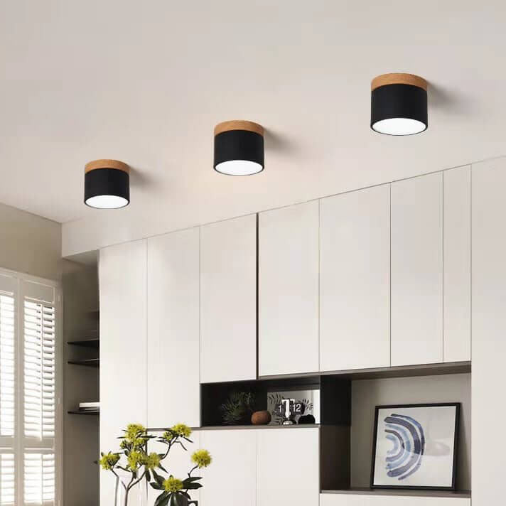 Plafond med trädetalj och färgad kåpa