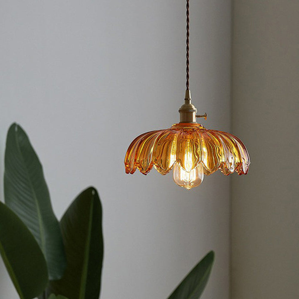 Taklampa med blomformad glaskupa