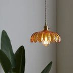 Taklampa med blomformad glaskupa
