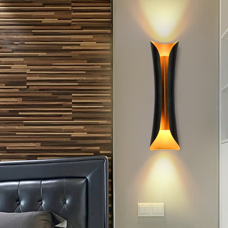 Vägglampa i böjd svart metall