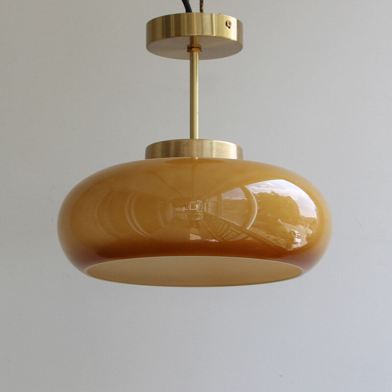 Plafond i mässing med bärnstensfärgat glas