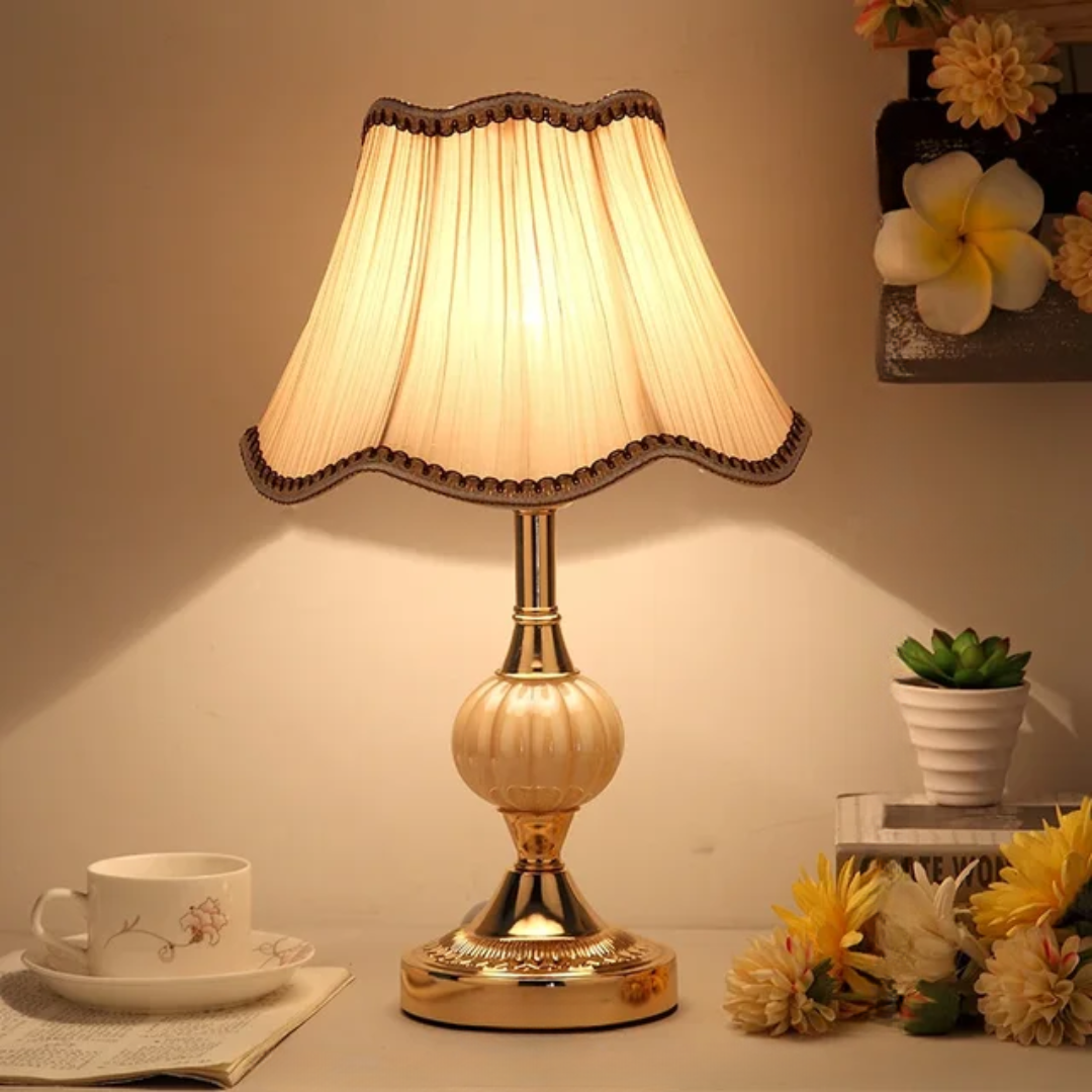 Bordslampa med blommönstrad skärm