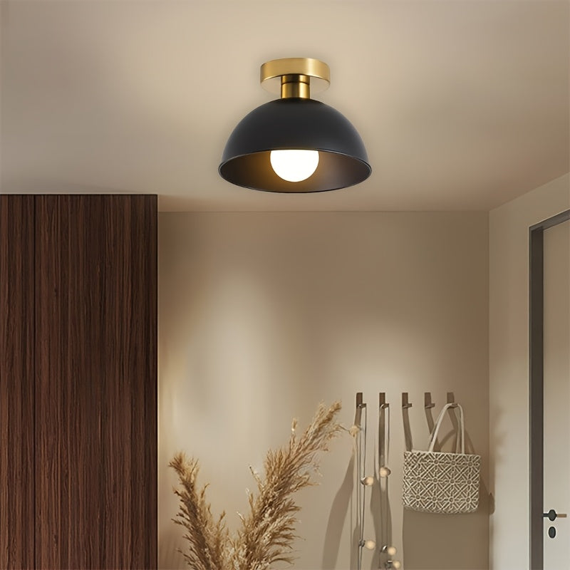 Plafond i matt metall med mässingsdetalj