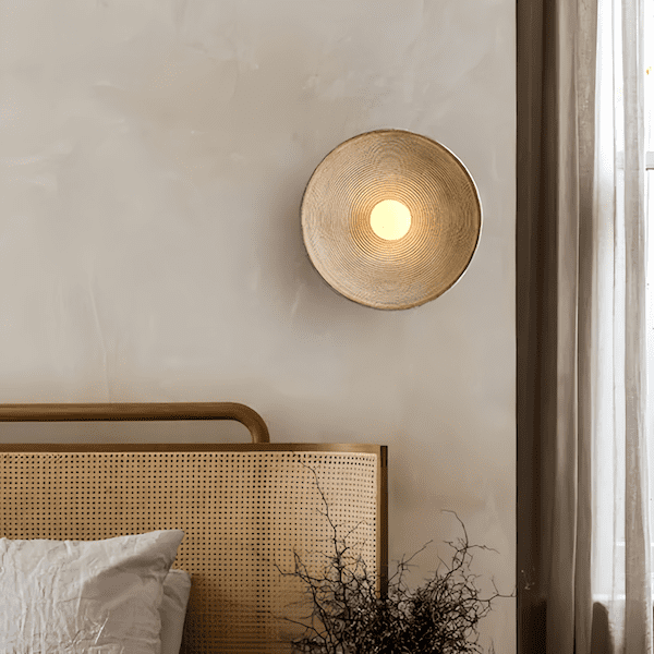 Rund vägglampa med träliknande yta