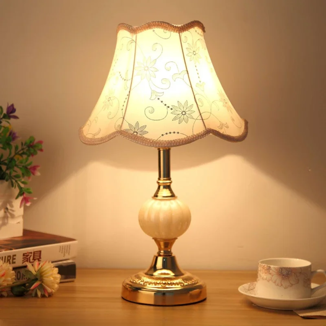 Bordslampa med blommönstrad skärm