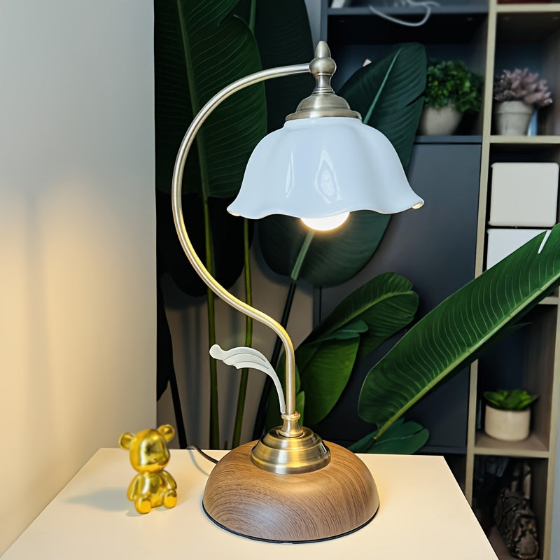 Bordslampa med svanhals och blomformad skärm