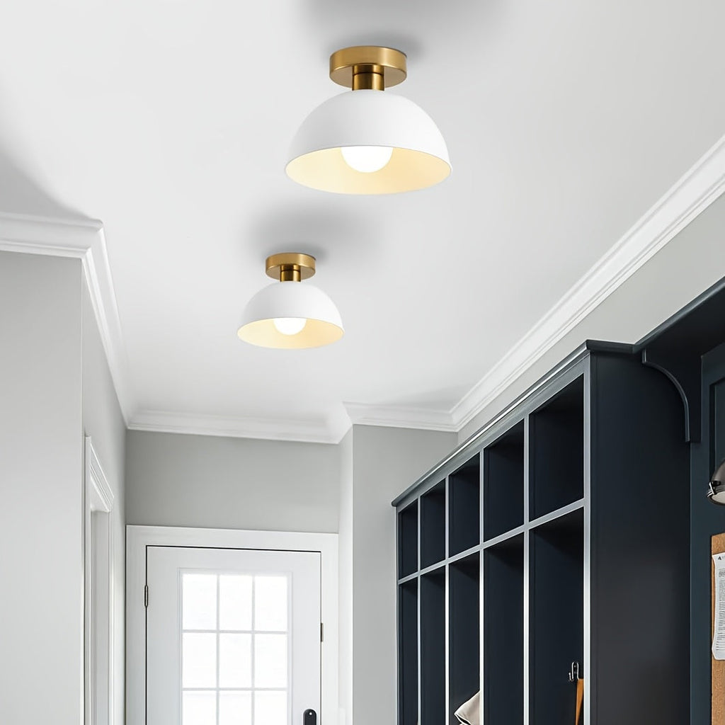 Plafond i matt metall med mässingsdetalj