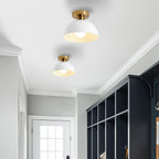 Plafond i matt metall med mässingsdetalj