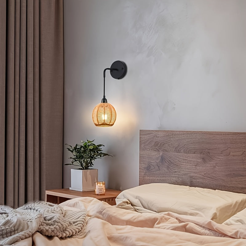 Vägglampa i rotting med justerbar arm